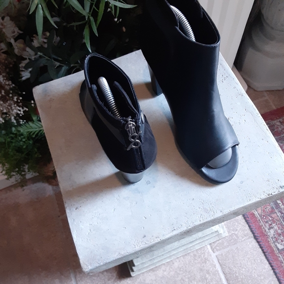 parker & sky, Peep Toe Stack Heel in Faux Leather & Suede, 9.5 - Picture 10 of 12